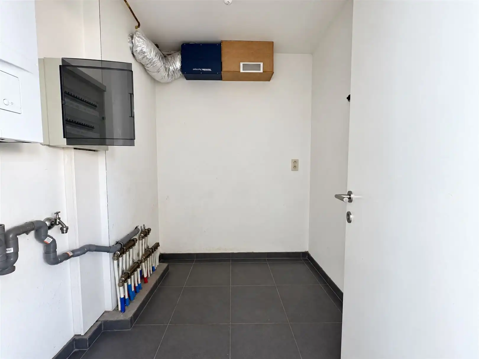 Instapklaar recent appartement aan stadsrand van Sint-Niklaas foto 8