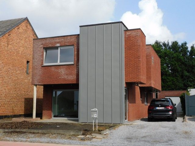 Gezinswoning met 3 slaapkamers, garage en tuin  foto {{pictureIndex}}