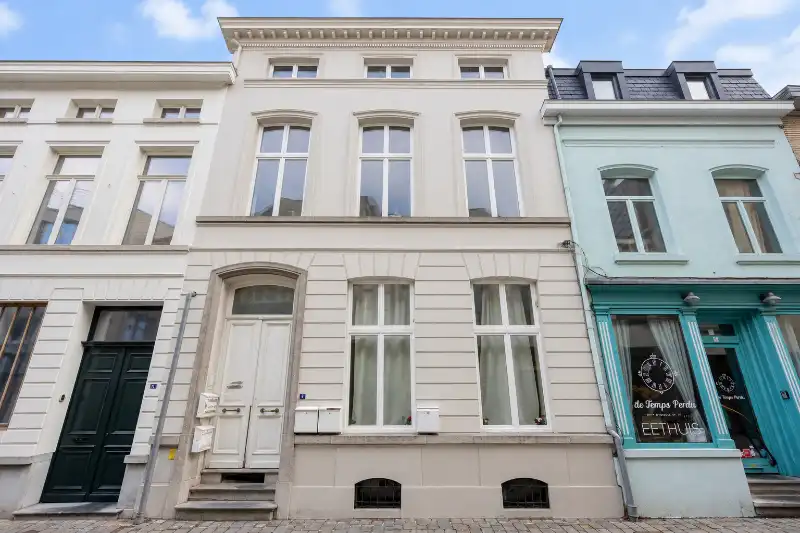 Ruim en lichtrijk 2-slaapkamerappartement in het centrum van Ronse foto 2