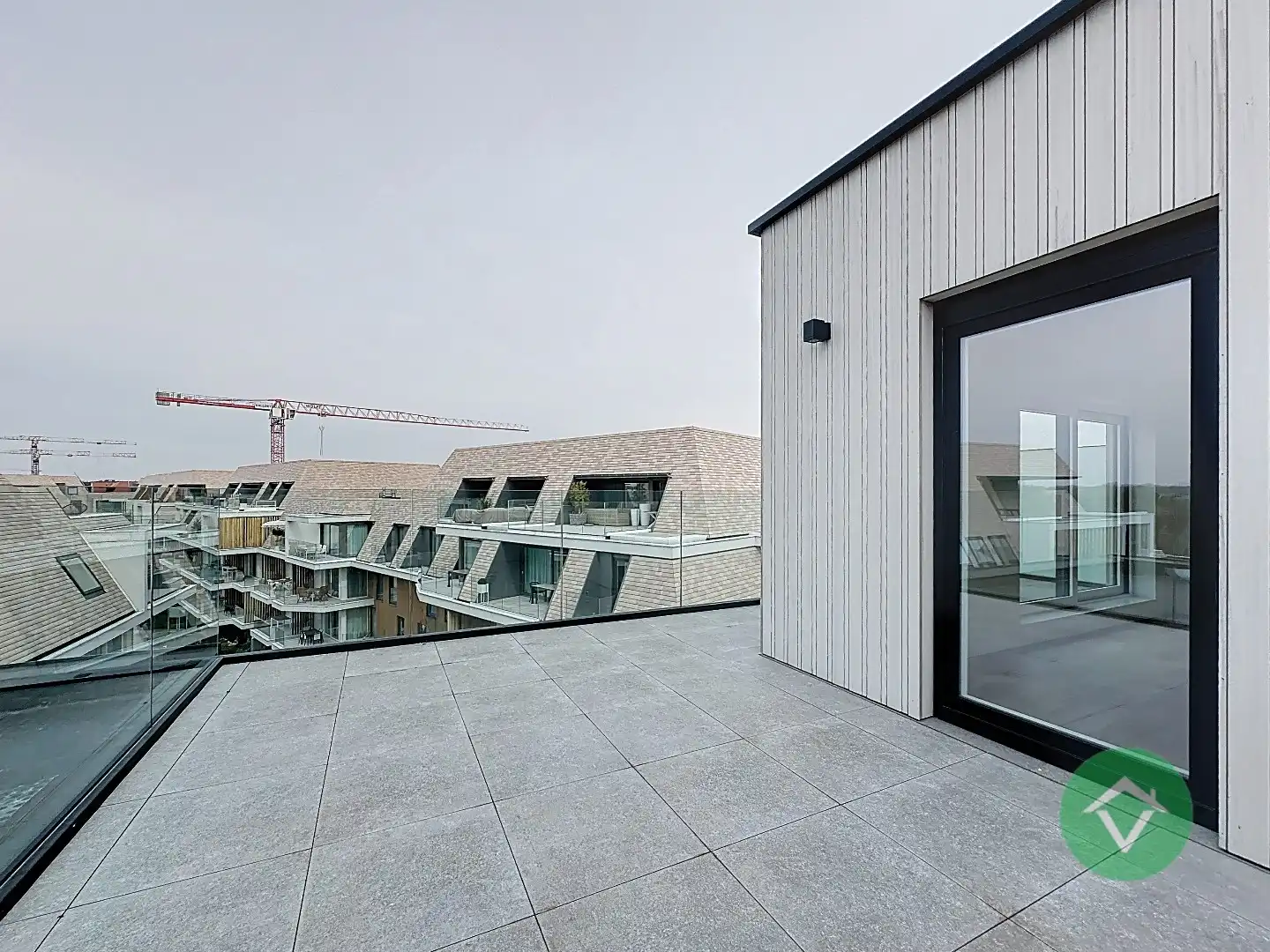 Topper aan de kust: duplex appartement met doorlopend zonneterras foto 32