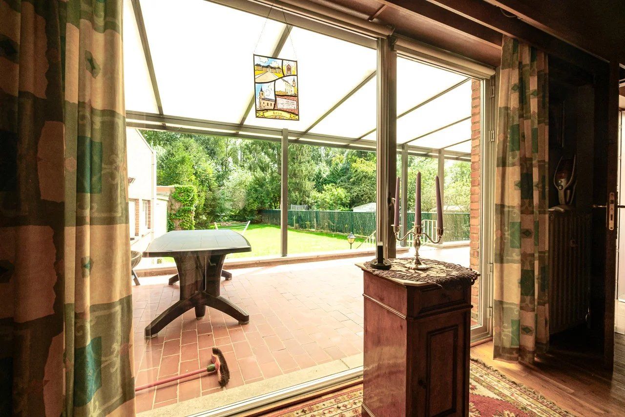 Ruime, op te knappen villa met handelsruimte foto 10
