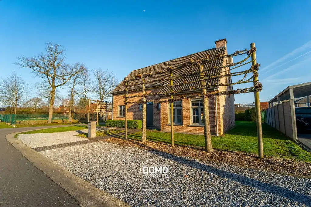 Wonen in alle rust: instapklare open bebouwing met ruime zonnige tuin te Stokrooie foto {{pictureIndex}}