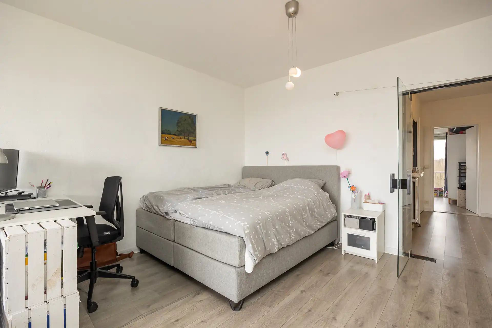 Ruim 2slpk-app. met vergezicht met kelder en parking foto 4