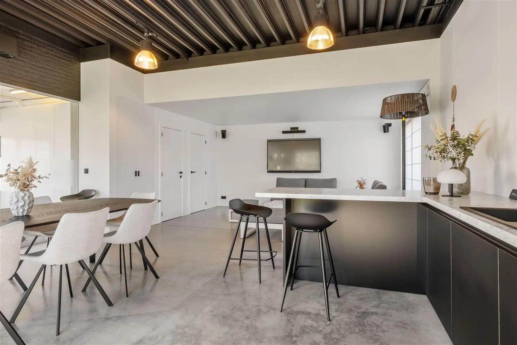 Instapklare gezinswoning met zwembad en multifunctioneel bijgebouw foto 17