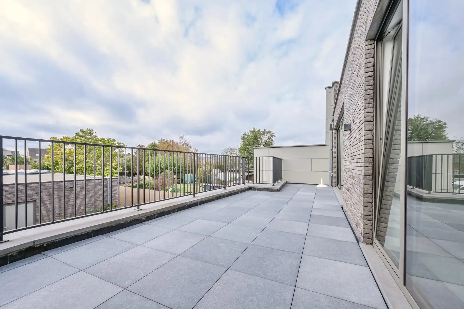 Nieuwbouwappartement met 2 slaapkamers, ruim terras en garage foto 12