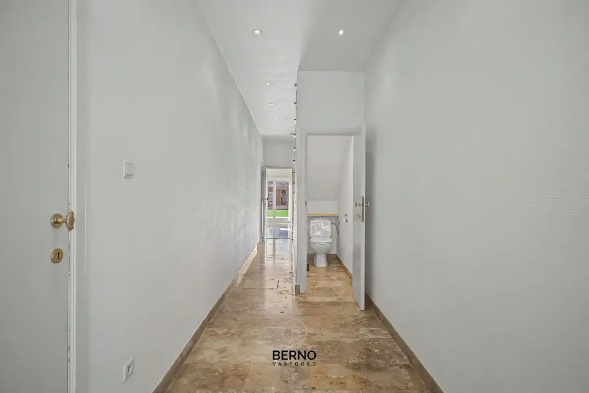 Rijwoning met ruime garage en zongerichte tuin. foto 3