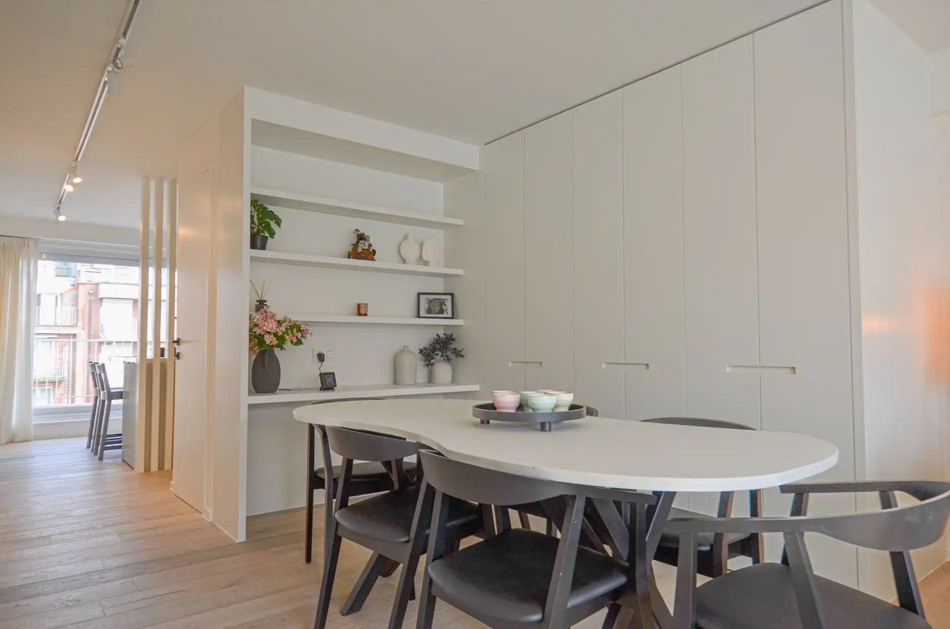 Volledig gerenoveerd appartement met twee ruime terrassen. foto 6
