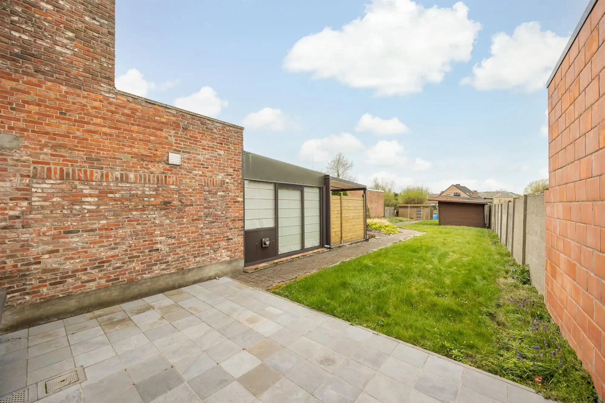 Te renoveren rijwoning met garage en tuin foto 19