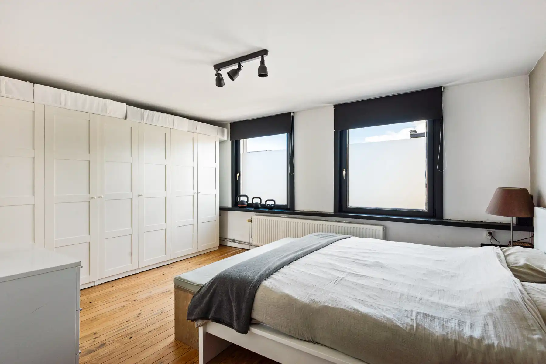 Een verrassend ruime woning met garage en zonnige koer foto 11