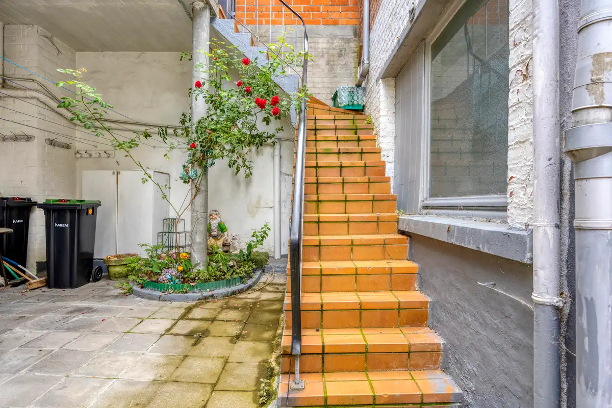 Te renoveren woning met grote garage foto 25