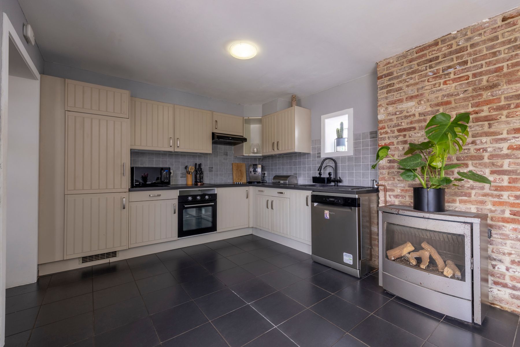 Woning met 2 slaapkamers, bureau en garage te koop! foto 5