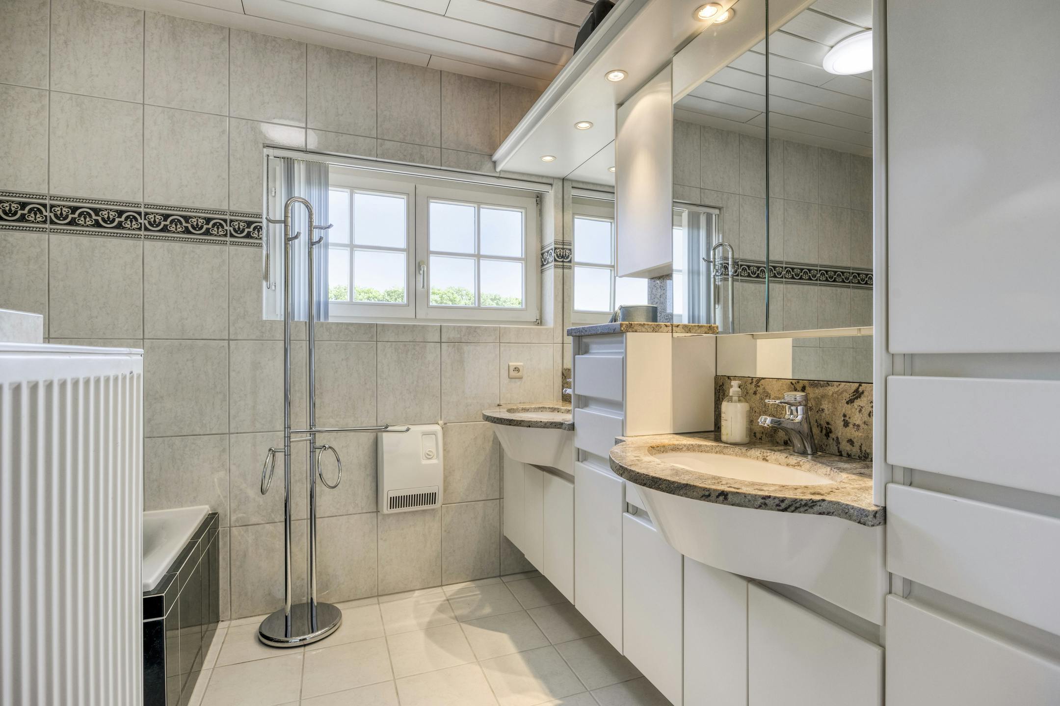 Riante zorgwoning/kangoeroewoning met loods te koop foto 13