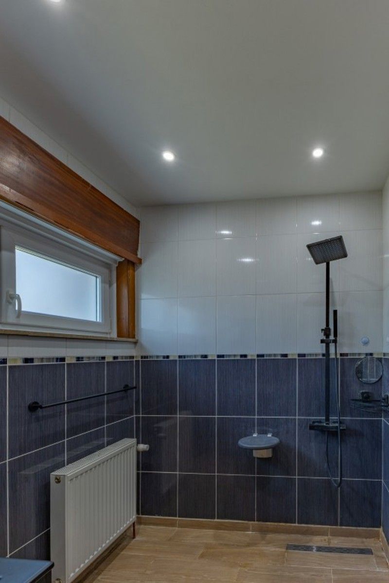 Ruime villa met 5 slaapkamers en zwembad foto 22