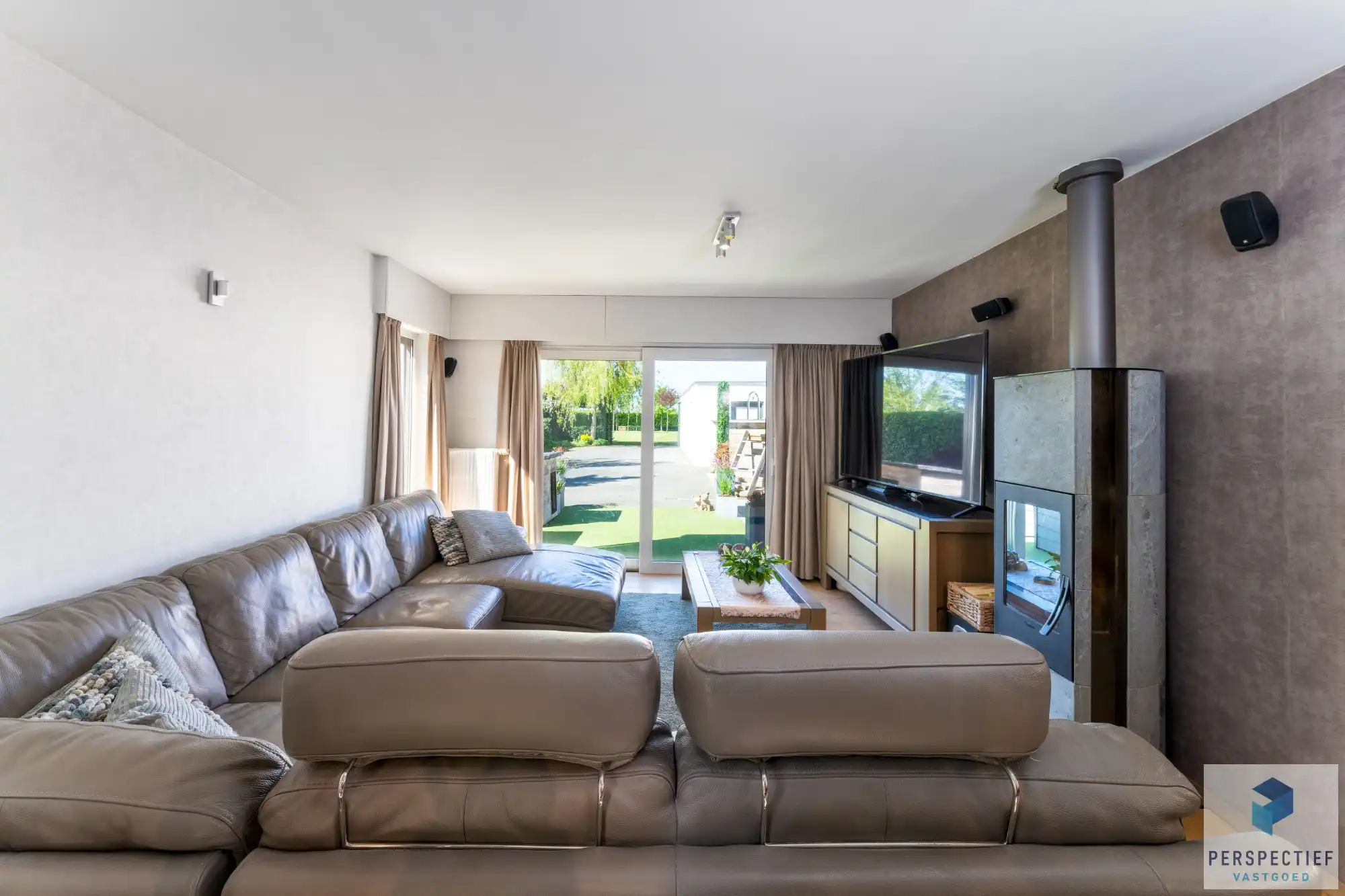 Ruime, instapklare woning met 4 slaapkamers, garage en magazijn op 970 m² foto 18