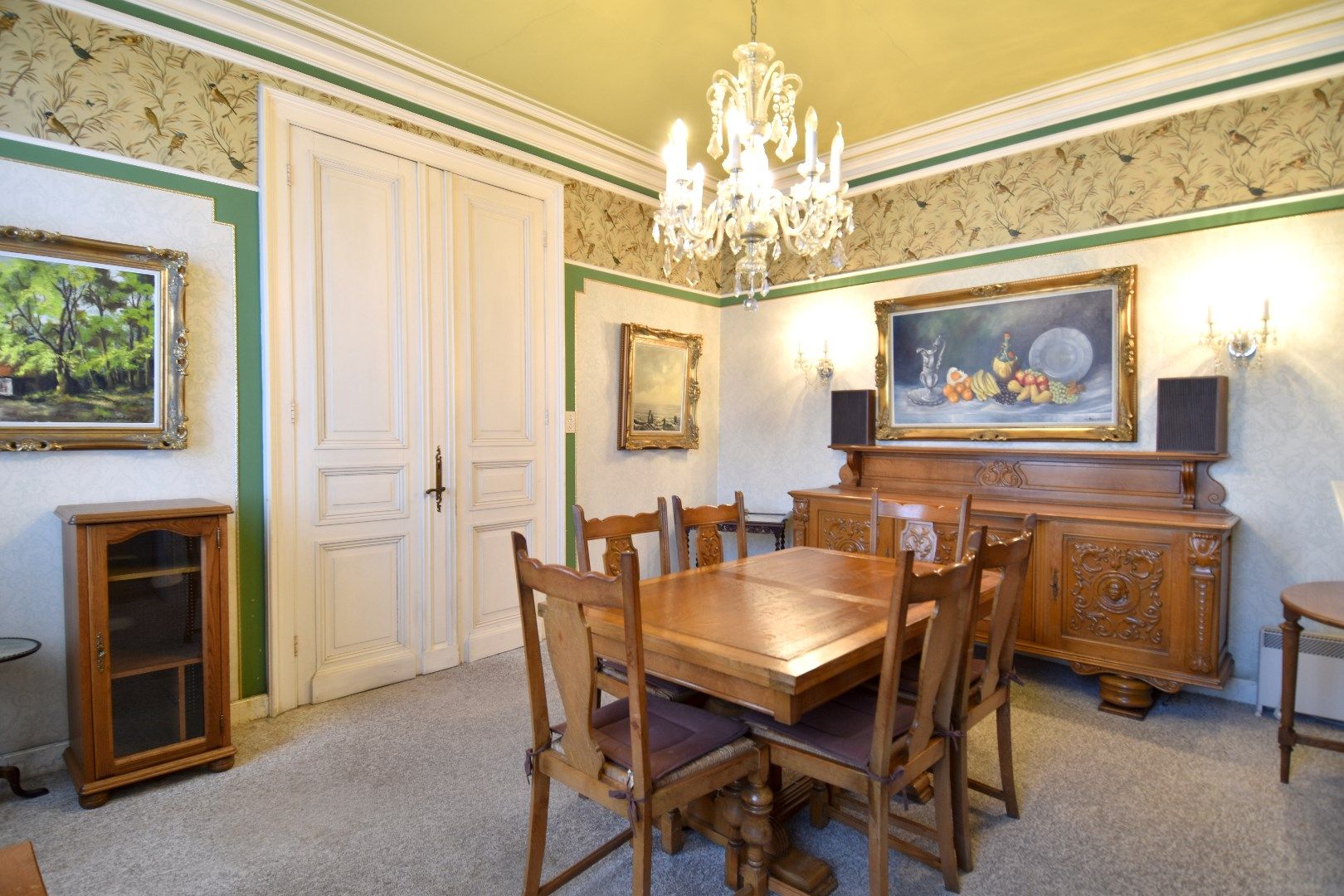 Karaktervolle burgerwoning met 3 slaapkamers, 2 garages en een mooi stukje tuin te koop in Rollegem foto 8