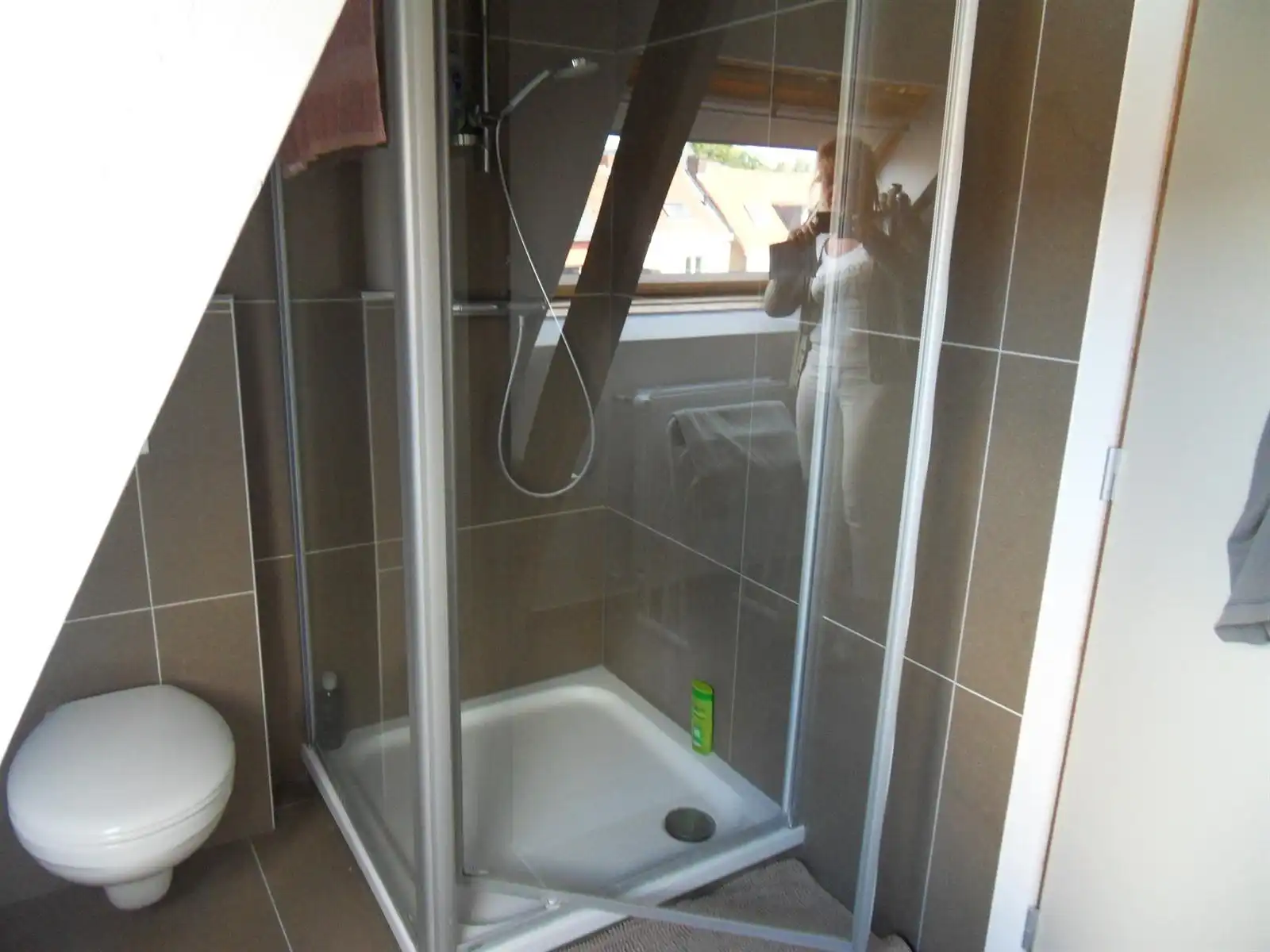 Ruim en lichtrijk duplex appartement op de eerste en tweede verdieping met groot terras in het centrum van Tielt. foto 8