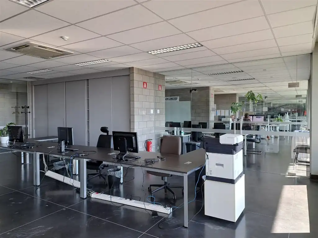 Industrieel gebouw met laadkades en privatief buitenterrein foto 17