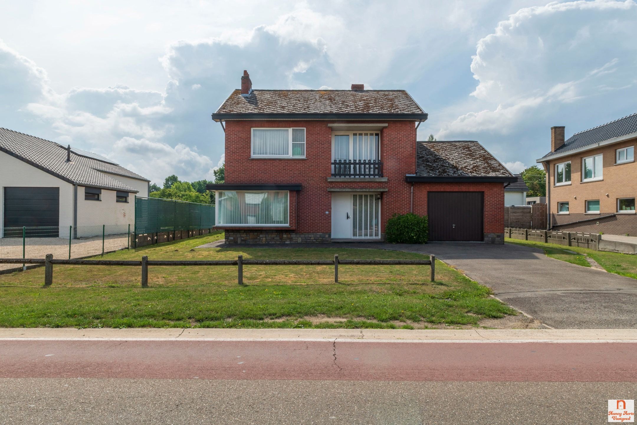 Ruime gezinswoning met zuidgerichte tuin in rustige buurt foto 2