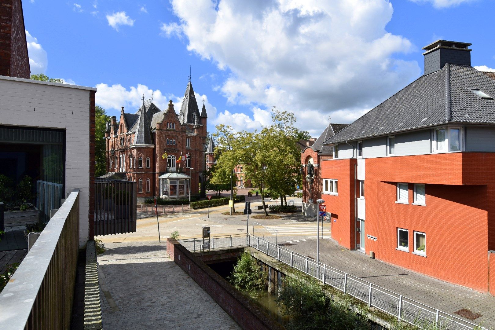 Hoogwaardig afgewerkt 2-slaapkamer appartement met groot terras te Heule foto 12