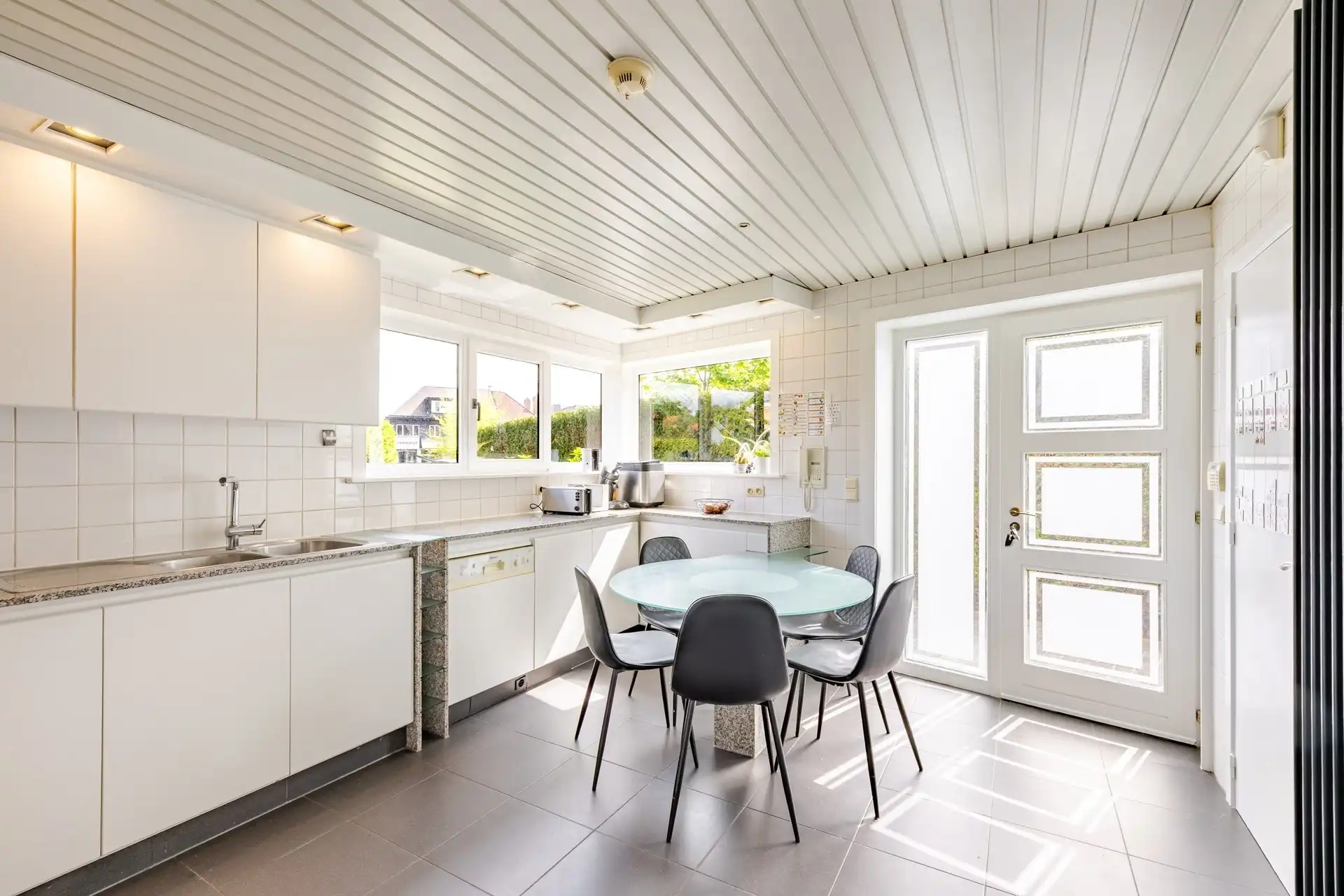 Instapklare en ruime gezinswoning met 5 slaapkamers, zonnige tuin en extra praktijk-/kantoorruimte op topligging te Aalst  foto 12