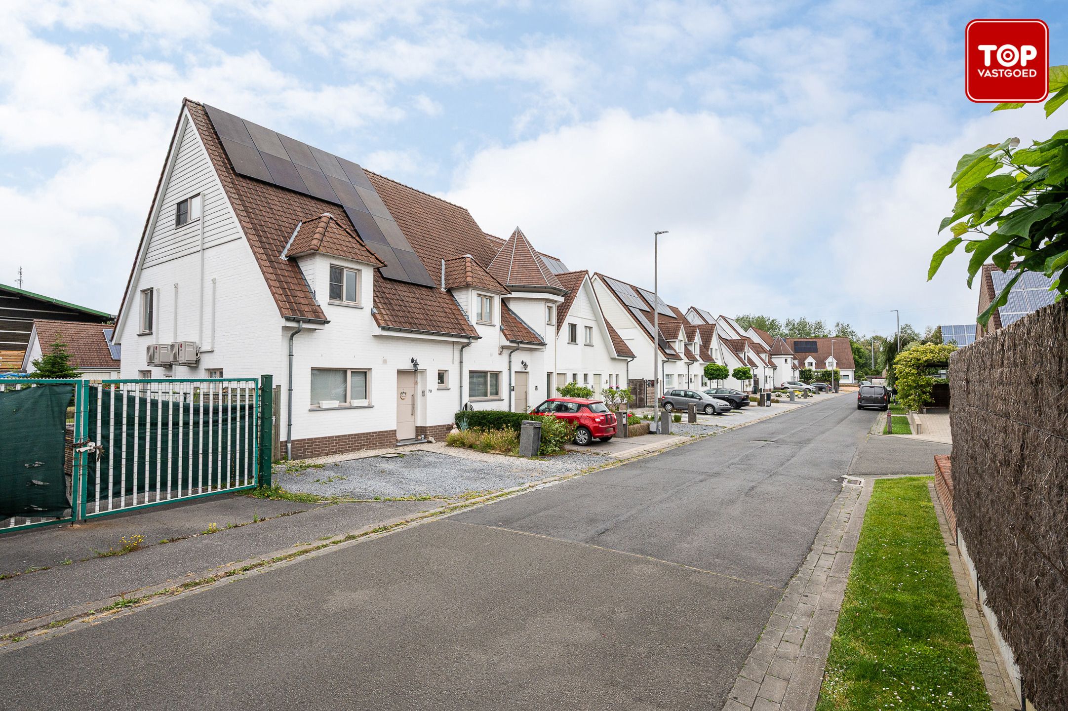 Ruime gezinswoning met 4 slaapkamers, garage en tuin nabij stadscentrum foto {{pictureIndex}}