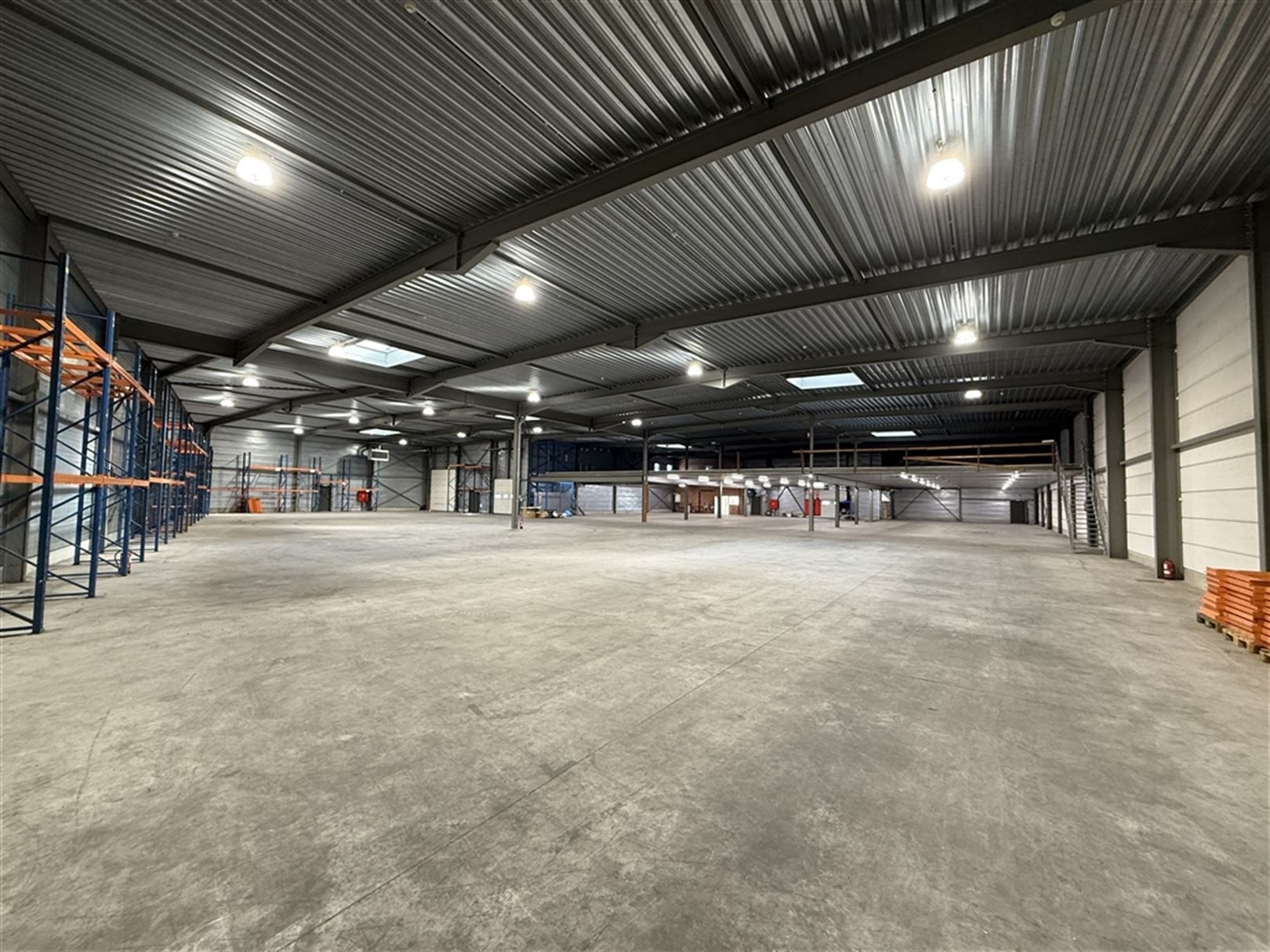 Polyvalent bedrijfsgebouw foto 8