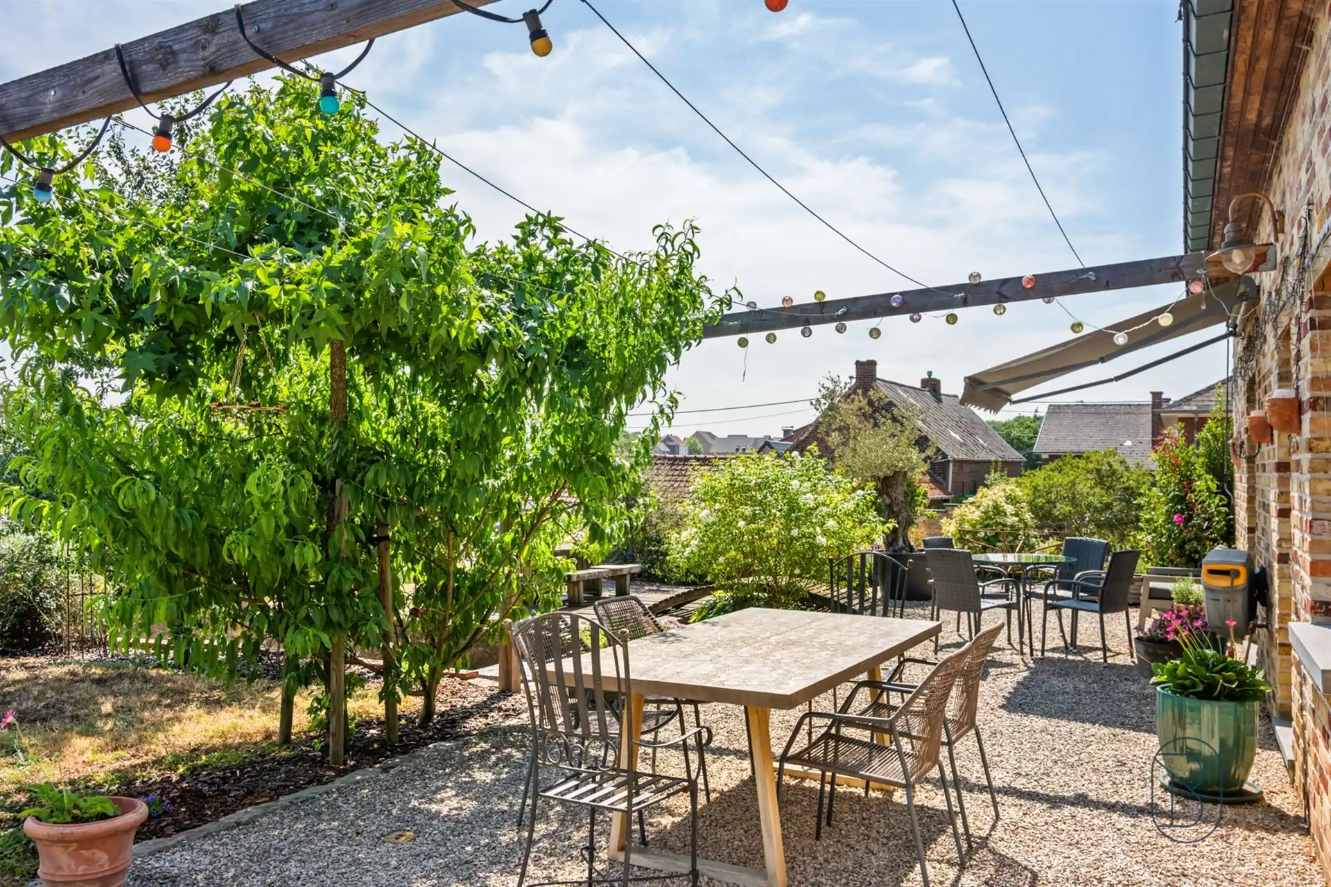 Ruime karakterwoning met 4 slk, grote tuin en charme. foto 7