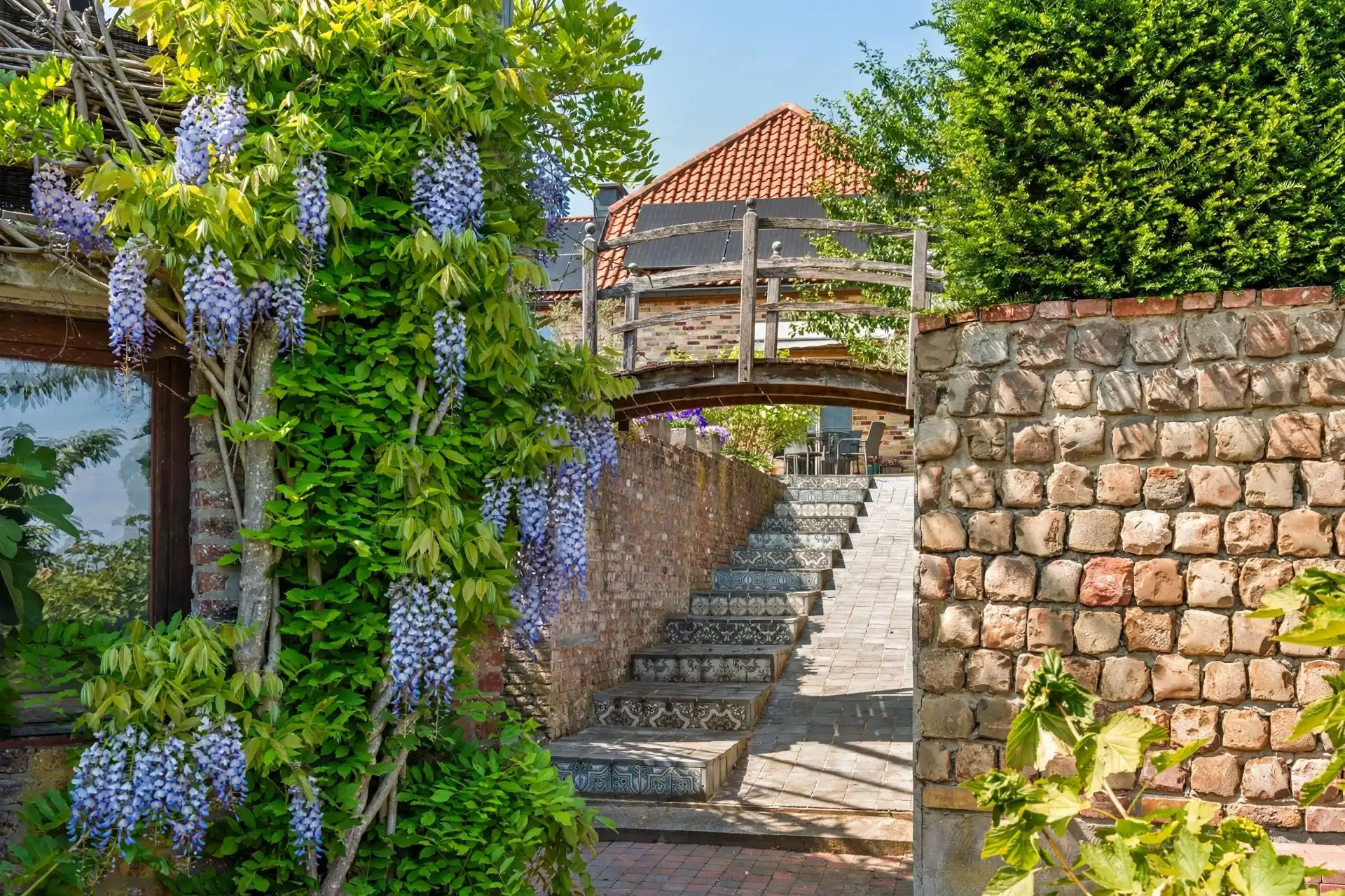 Ruime karakterwoning met 4 slk, grote tuin en charme. foto 6