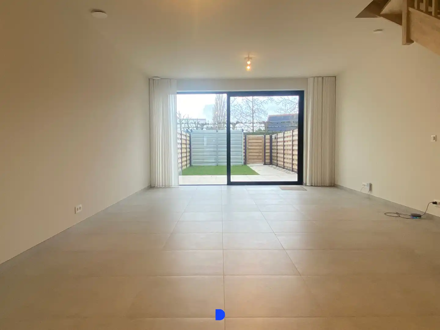 Prachtige nieuwbouwwoning in het centrum van Oostnieuwkerke foto {{pictureIndex}}