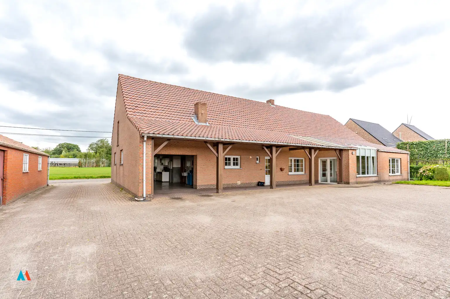 Hoeve met bijgebouwen in Loenhout foto 25