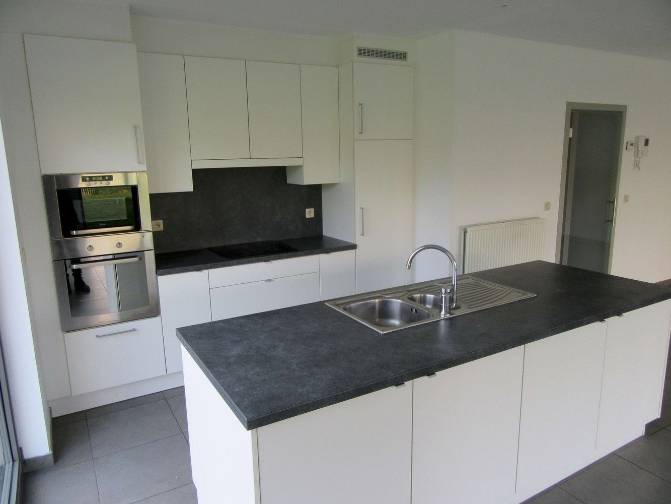 Clusterwoning met 4 ruime slaapkamers, tuin en 2 ondergrondse staanplaatsen. foto 3