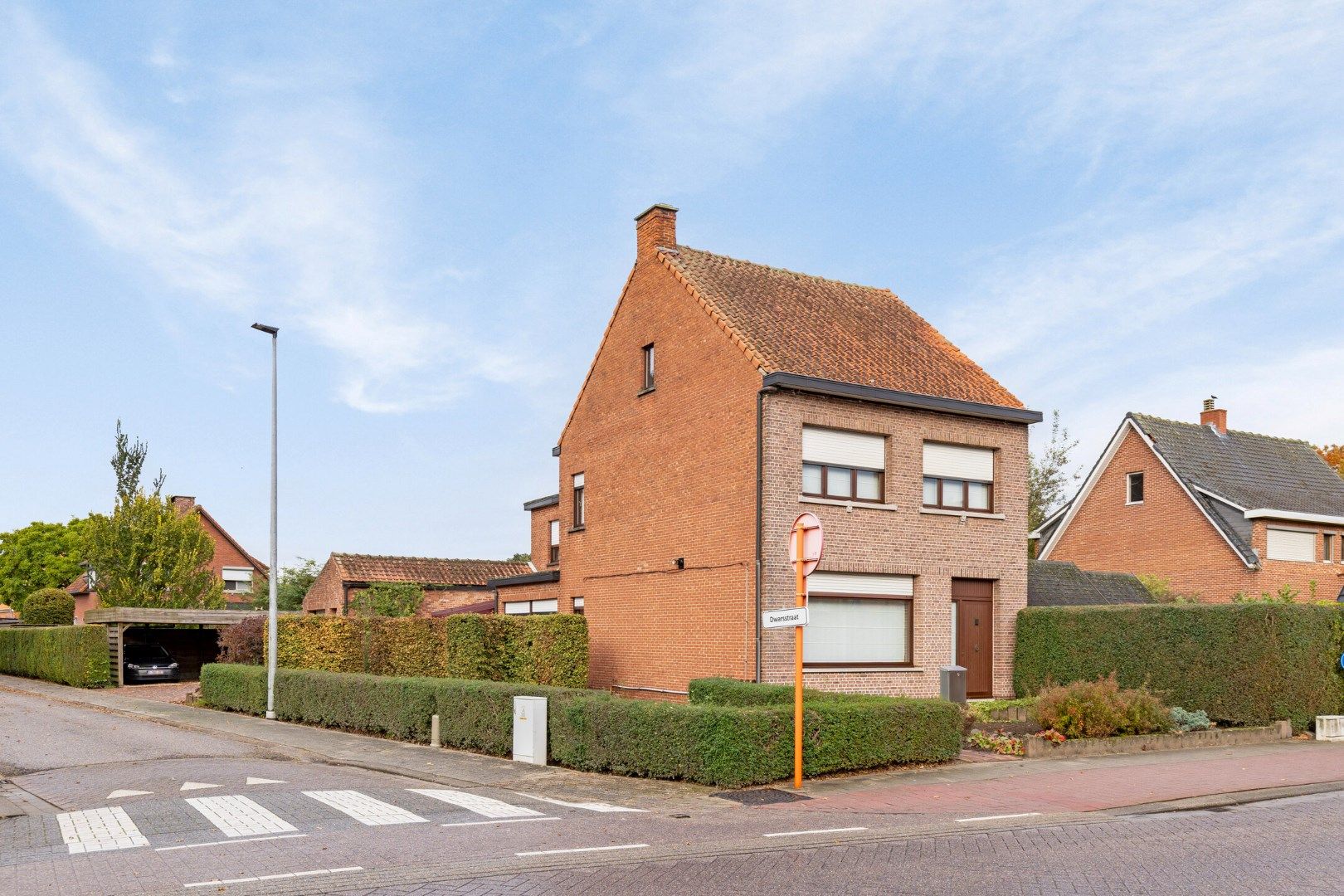 Ruime woning met 3/4 slpks op een ruim ZW gericht perceel van 1.095 m² te OLV Olen ! foto {{pictureIndex}}