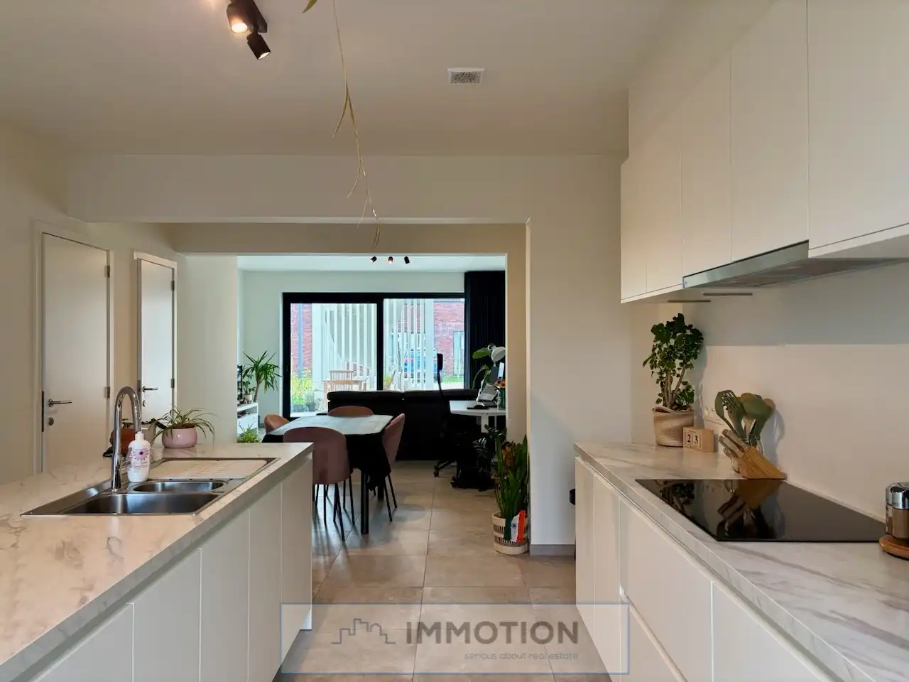 Recente woning met 3 slaapkamers en parking te huur in centrum Kortrijk foto 4