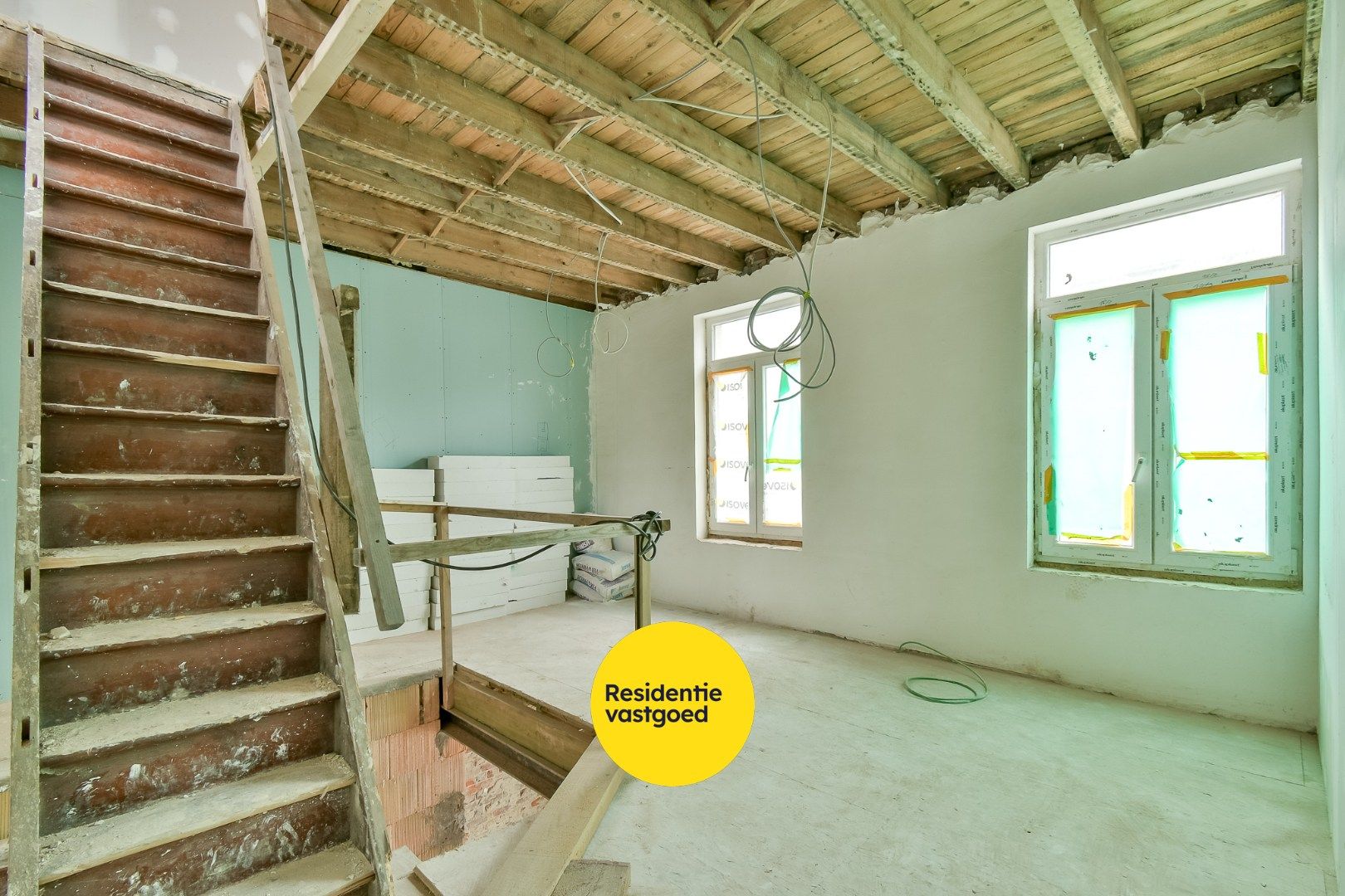 Ruime woning met bergen aan potentieel! foto 8