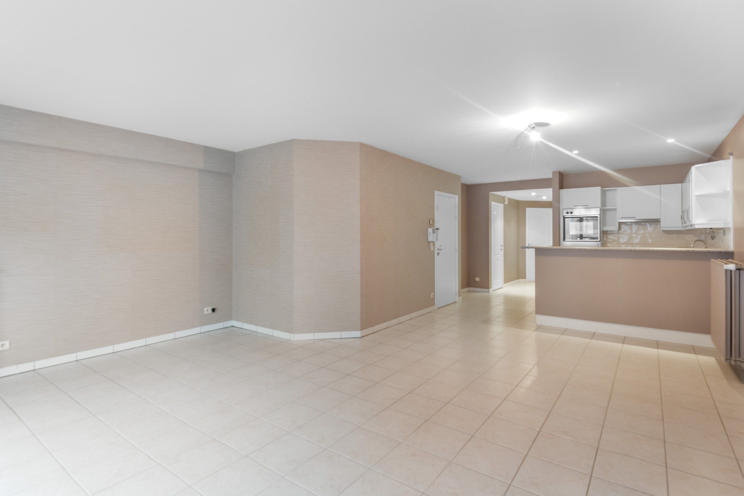 Zeer centraal gelegen, ongemeubeld appartement in de Dumortierlaan op enkele stappen van de Lippenslaan en de Zeedijk. foto 3