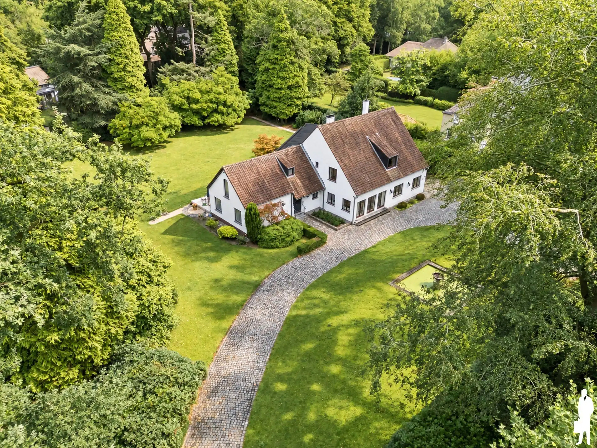 Verrassend ruime villa op prachtig perceel van ca. 4.175 m² foto 2