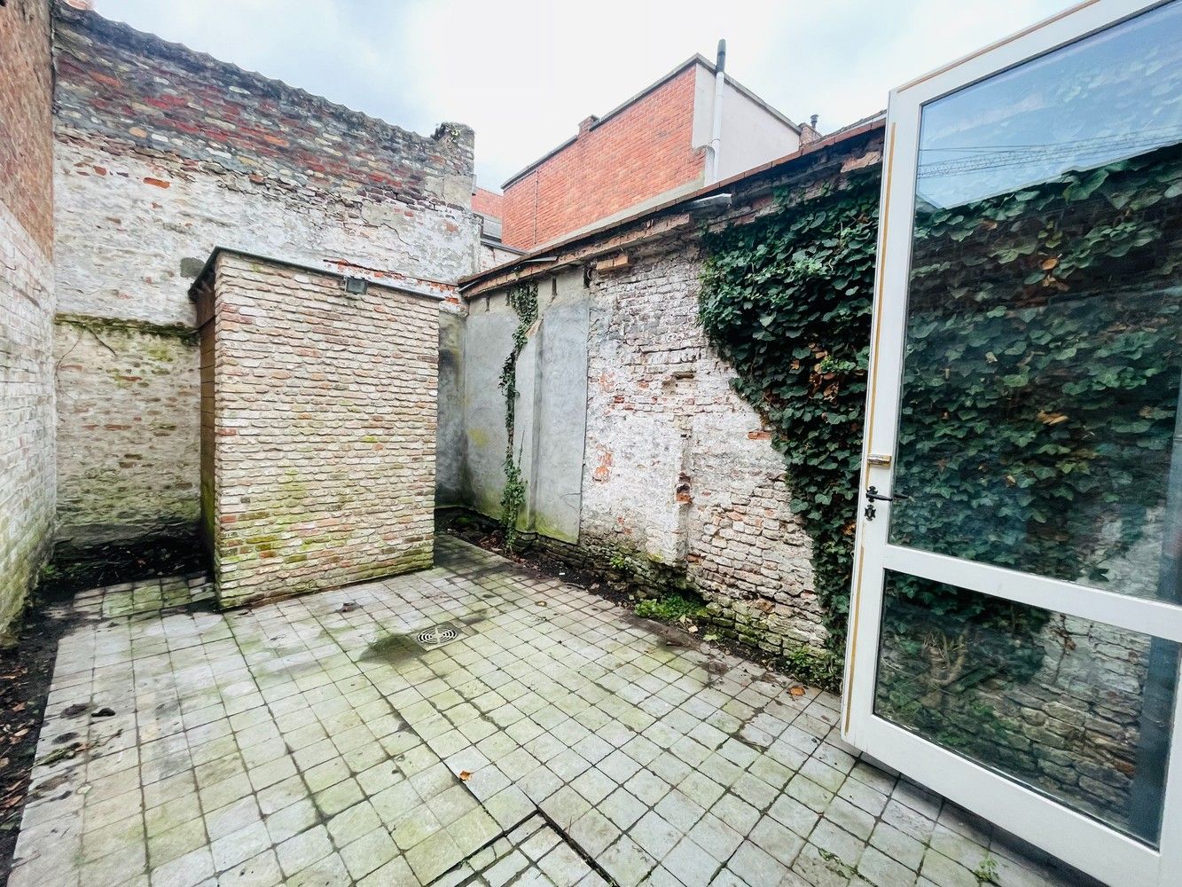 Brugge centrum Totaal gerenoveerde energiezuinige 18é eeuwse  uiterst charmante stadswoning met patio en 3 slaapkamers foto 10