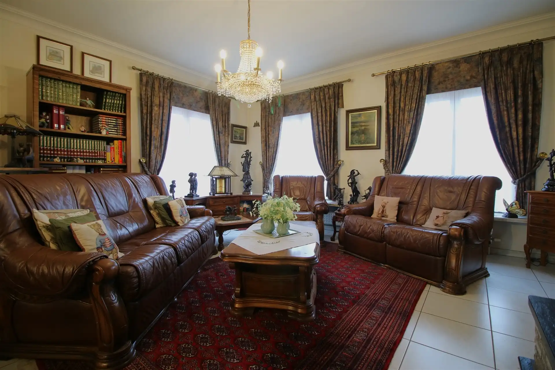 Ruime op te frissen woning in het centrum foto 4