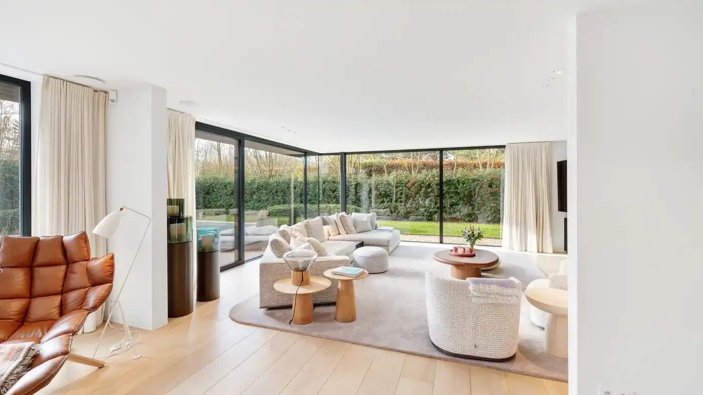 Perfect georiënteerde villa met zwembad voorzien van een duurzame luxeafwerking foto 9