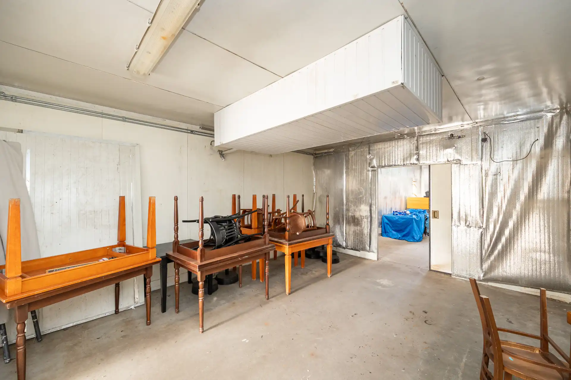 Ruime villa met garage en zwembad + bouwgrond + 2 magazijnen foto 16