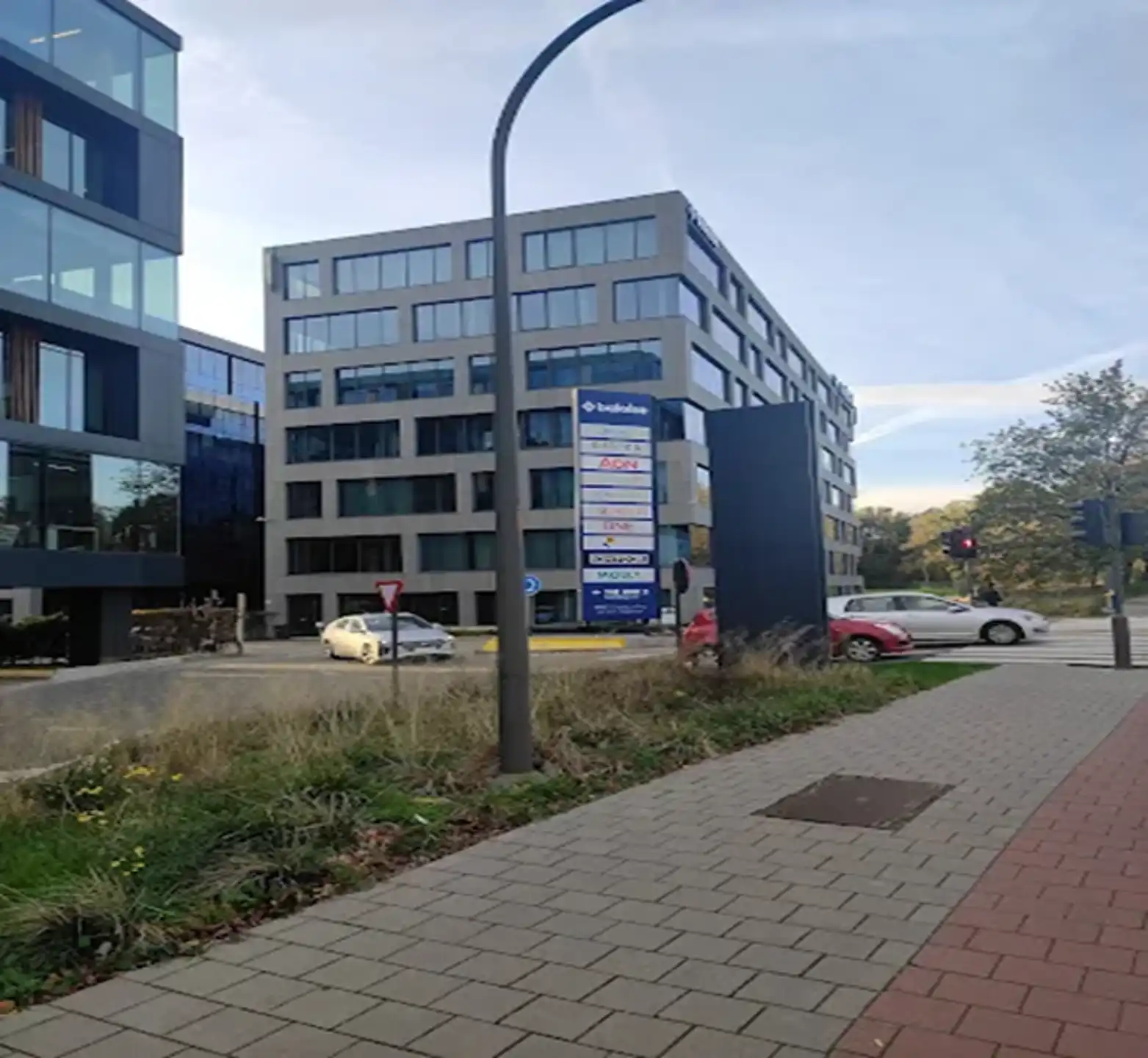 Modern kantoor te huur 1.014m² met parking foto 5