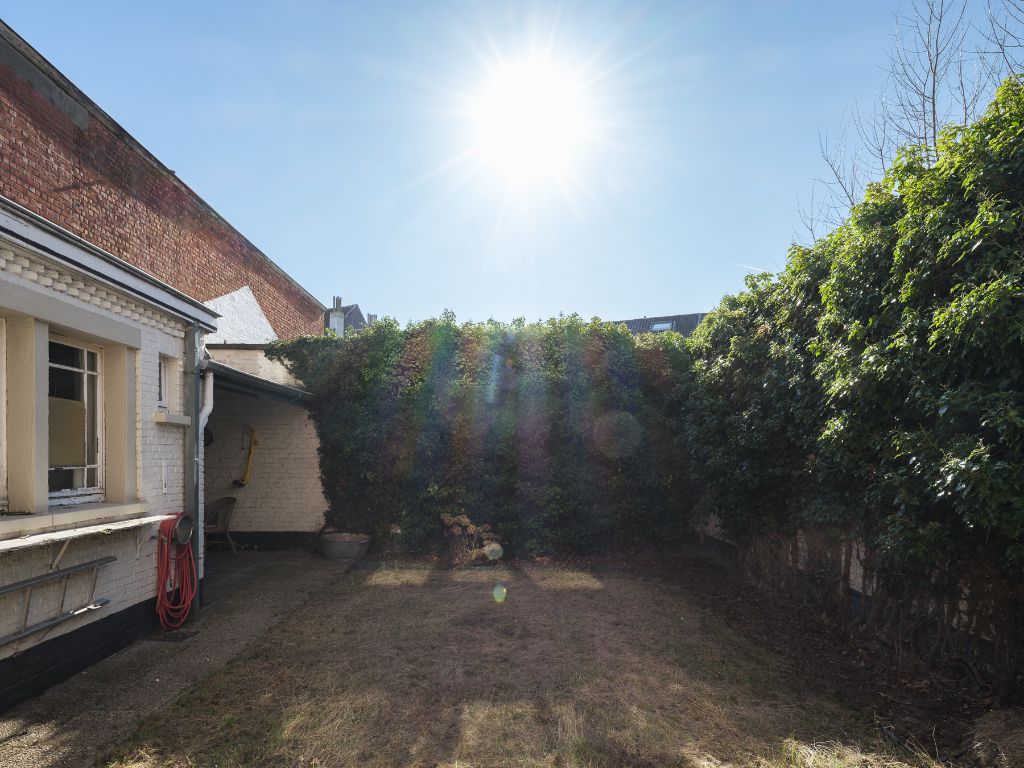 Op te frissen, karaktervolle art déco herenwoning naar de hand van architect J. Hebbelynck met aangename stadstuin met bijzonder veel potentieel. foto 7