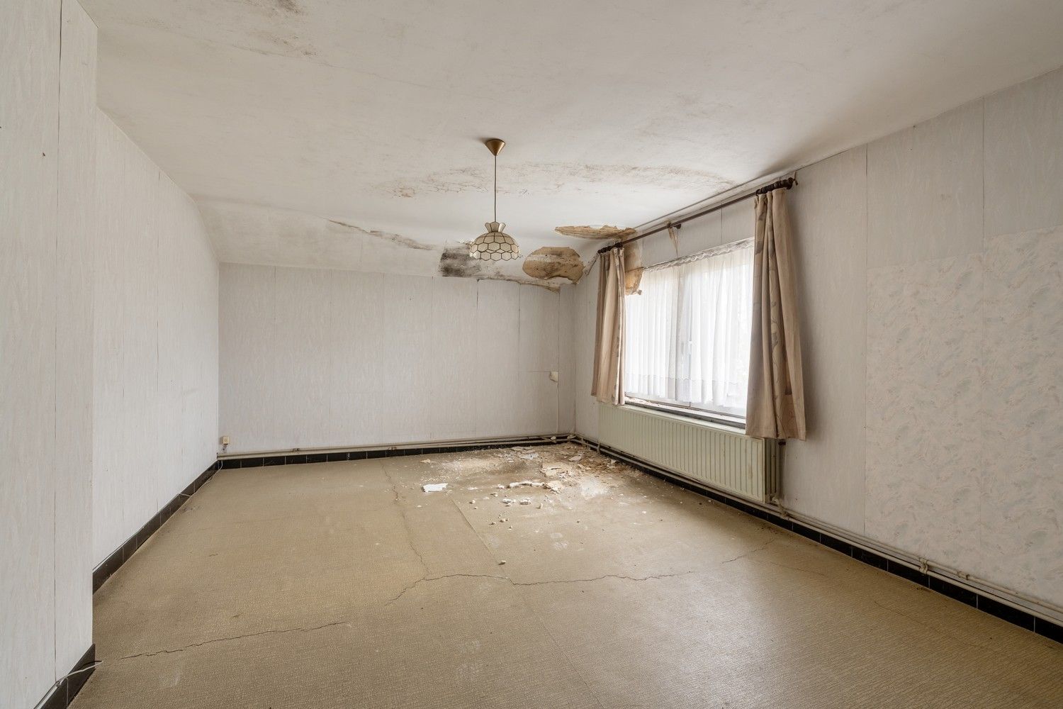 Te renoveren woning met loodsen op rustige locatie! foto 14