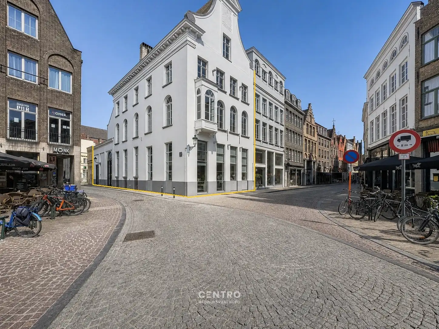 Authentiek & volledig gerenoveerd (°2000) hoekpand (5 verdiepingen, lift aanwezig) in het historisch en toeristisch centrum, met 3 private parkeerplaatsen op het terrein. foto {{pictureIndex}}