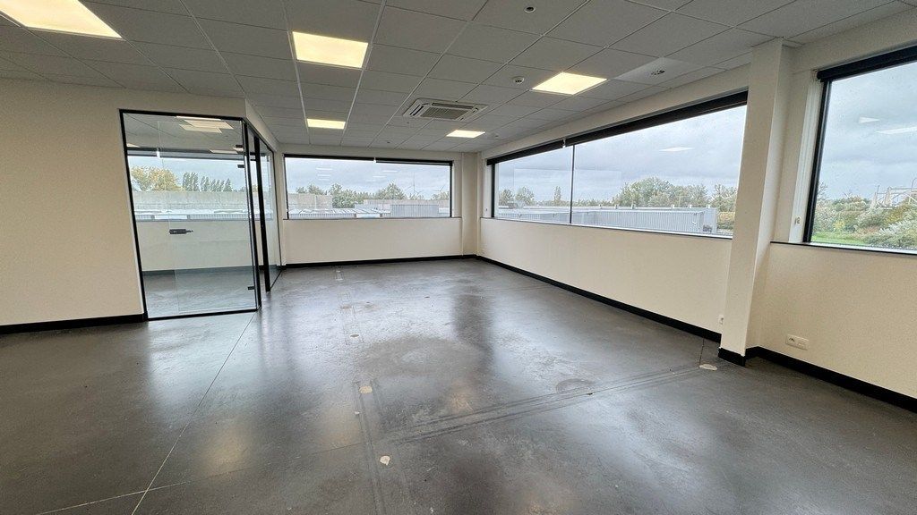 Instapklare kantoren te huur met terras vlakbij afrit R4 in Evergem foto 8