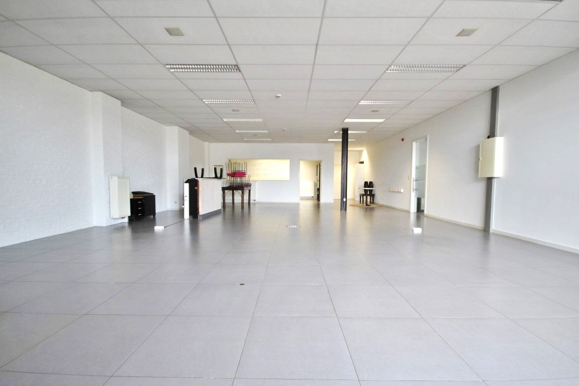 Instapklaar handelspand met magazijn op toplocatie in Sint-Truiden foto 13