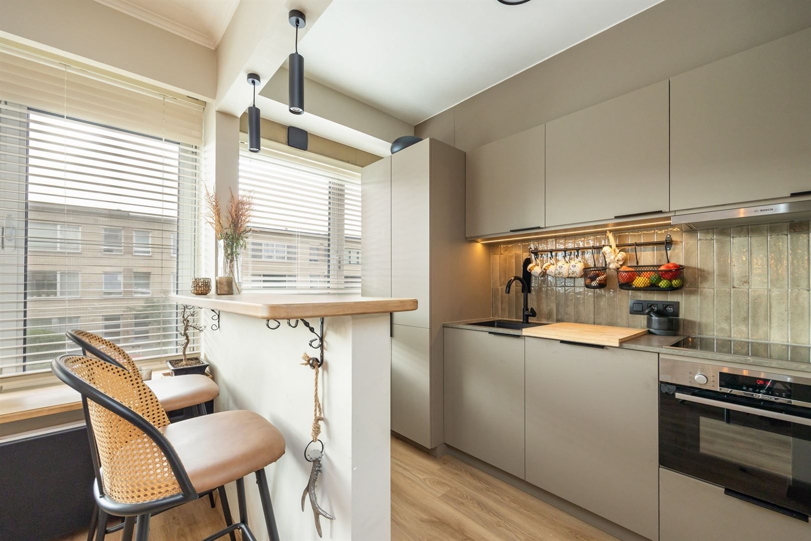 Gerenoveerd appartement (2024) met veranda foto 4