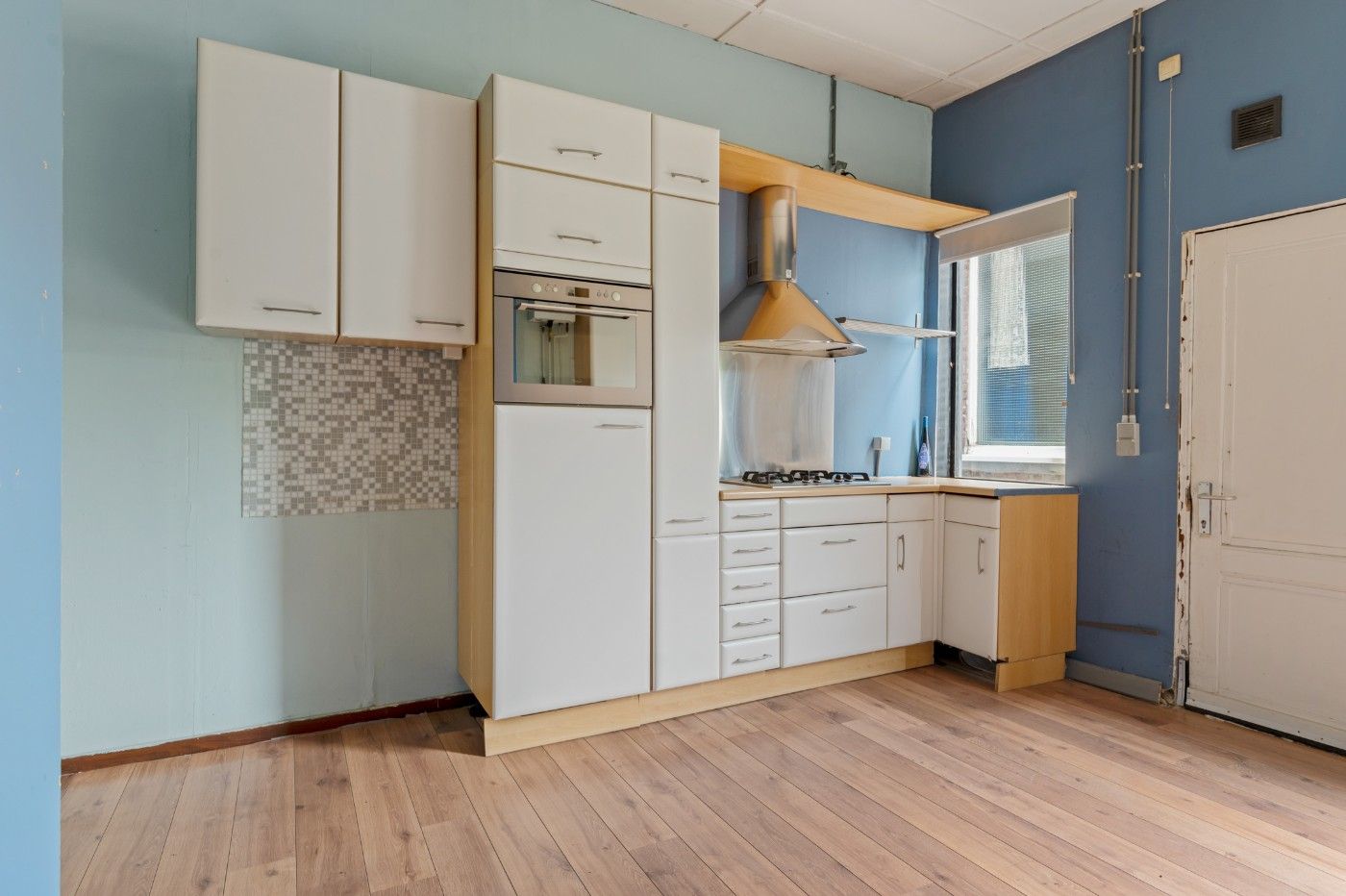 Karaktervolle, te renoveren woning met 4 slpk., garage en tuin foto 16