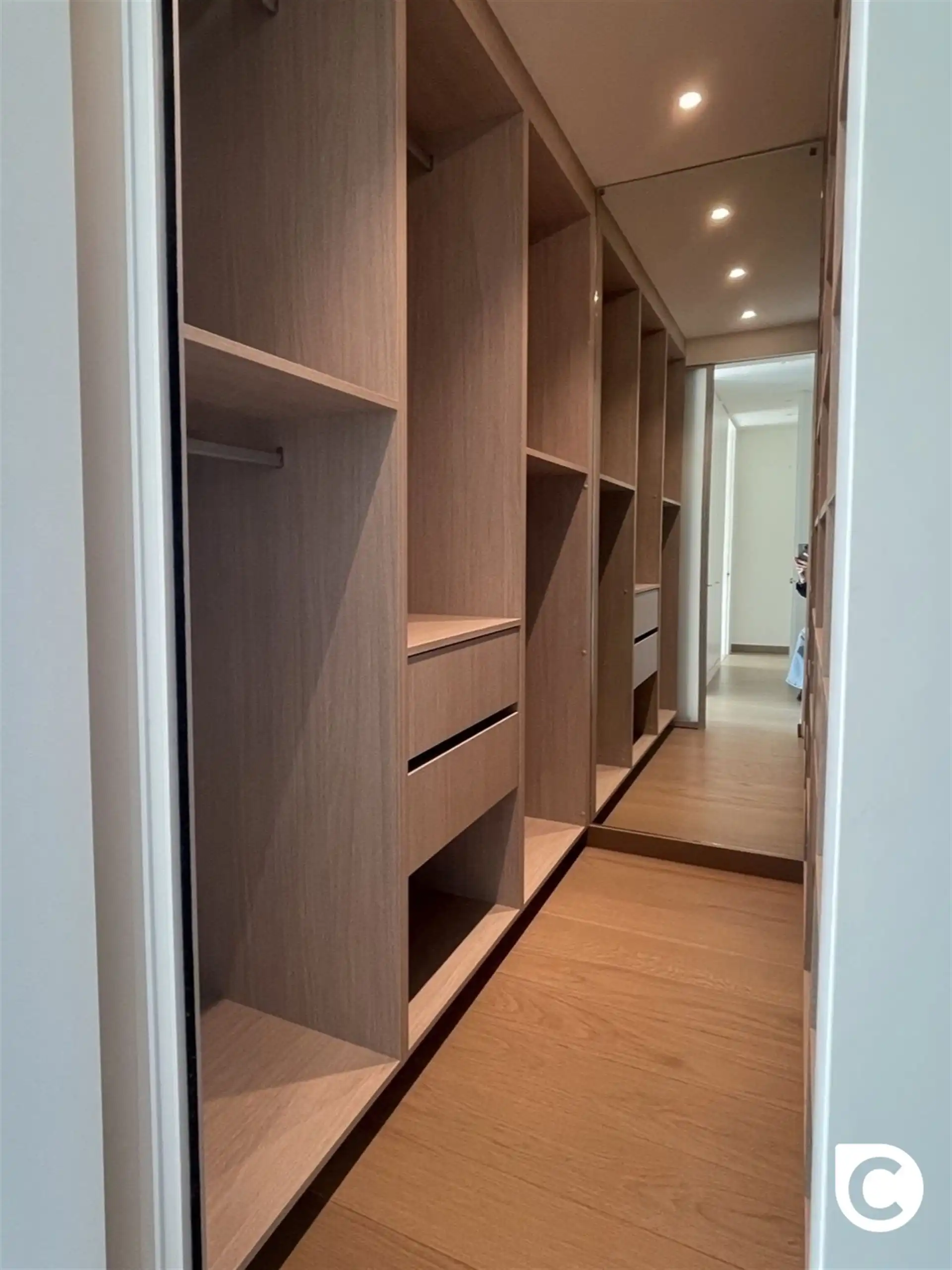 Ruim en licht verzorgd 2-slp appartement met terrassen foto 10