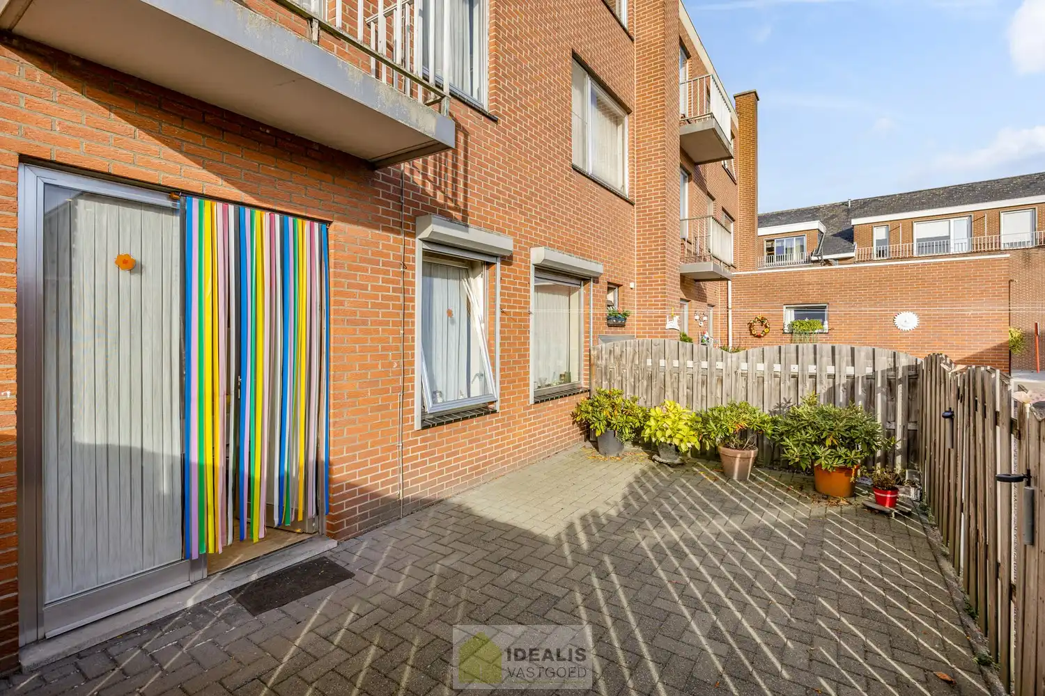 IDEALIS VASTGOED - GELIJKVLOERS APPARTEMENT IN HET CENTRUM VAN KAULILLE, BOCHOLT! Dit appartement van het bouwjaar 1972 biedt u een ruime keuken met aangrenzend bijkeuken met extra opbergruimte, een heerlijke woonkamer met grote glaspartijen, fijne slaapkamer, terras en privatieve garagebox. Dé unieke kans voor kandidaten op zoek naar een appartement op een aangename locatie vlakbij het centrum van Bocholt!! foto 20